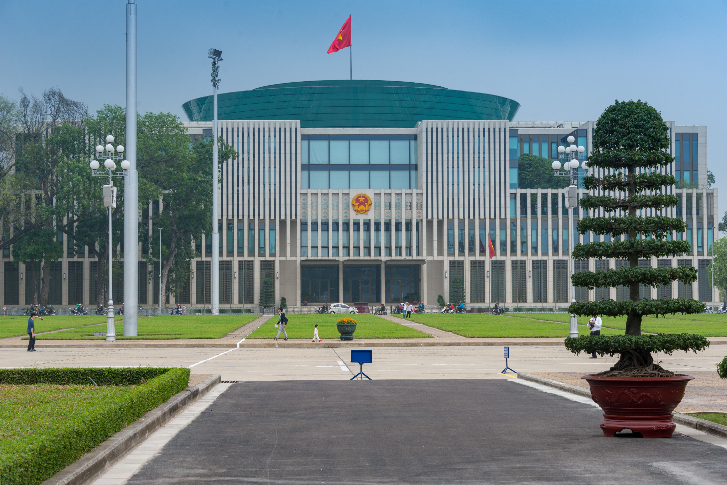 Mặt tiền Nhà Quốc hội Việt Nam với các hàng cây phía trước.