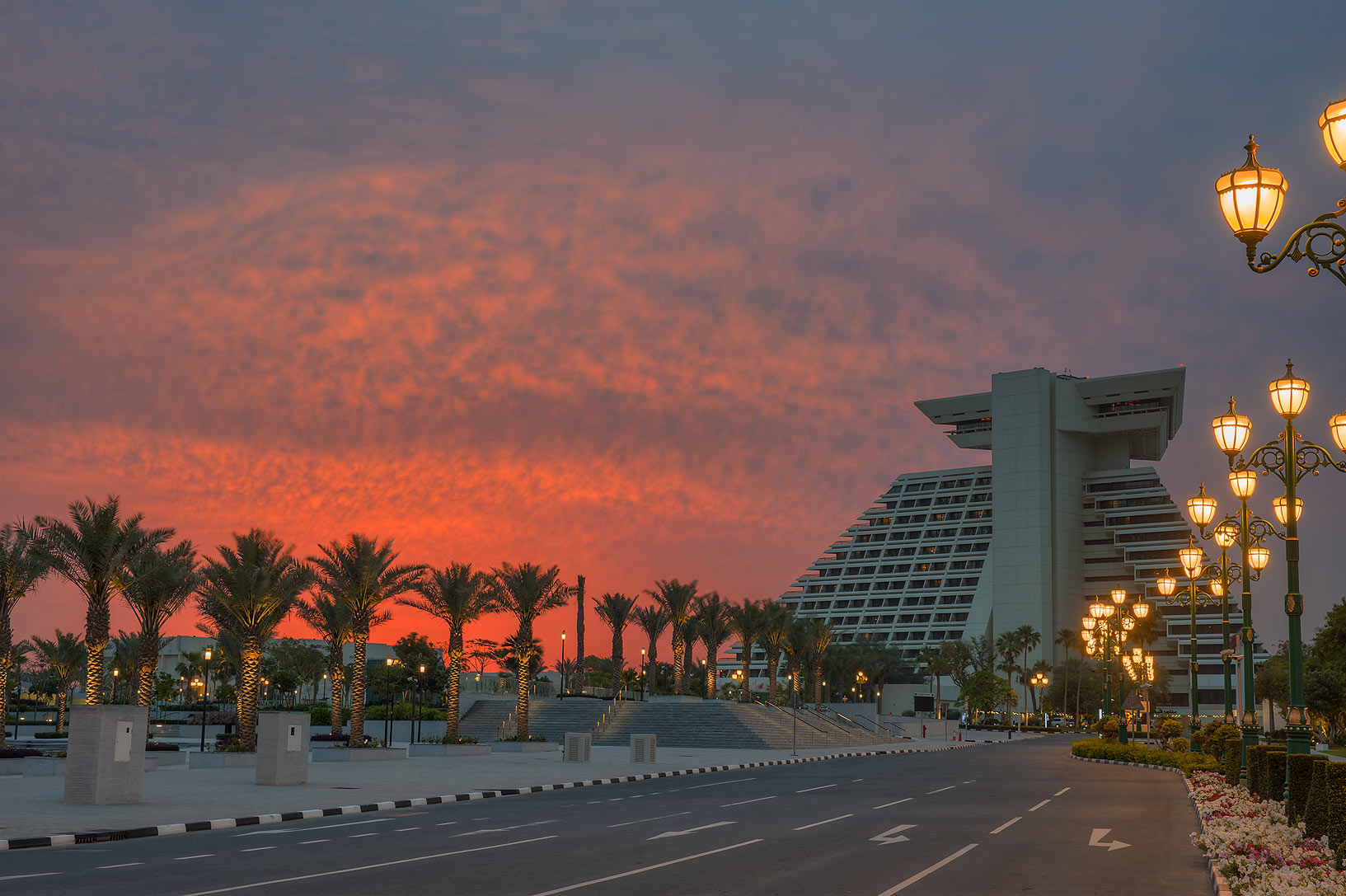 Lối vào khách sạn Sheraton với tòa nhà hình kim tự tháp tại Doha, Qatar.