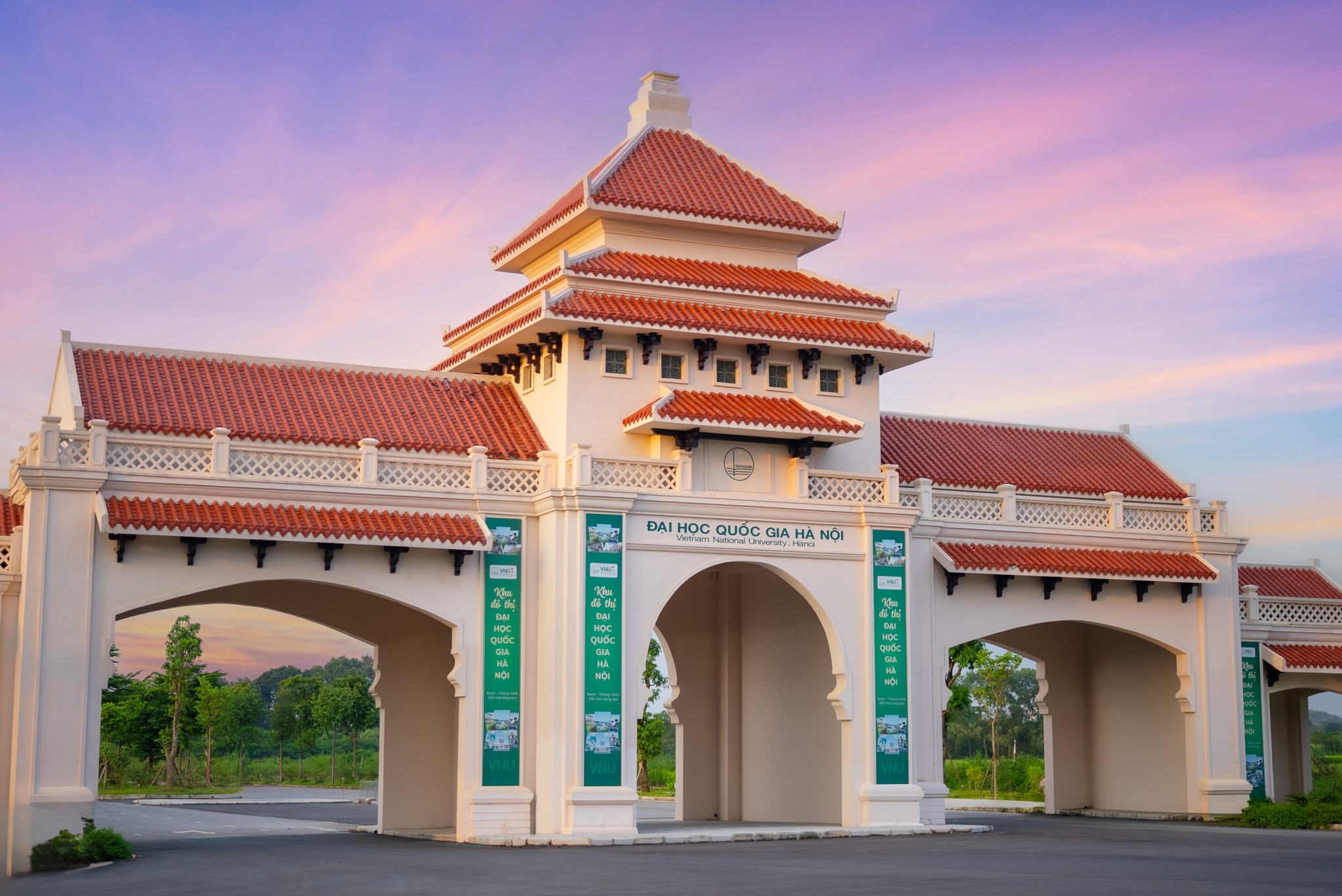 Cổng Đại học Quốc gia Hà Nội tại Hòa Lạc.