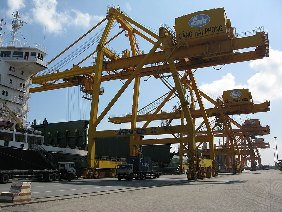 Container và cần cẩu tại cảng Chùa Vẽ, Hải Phòng năm 2010