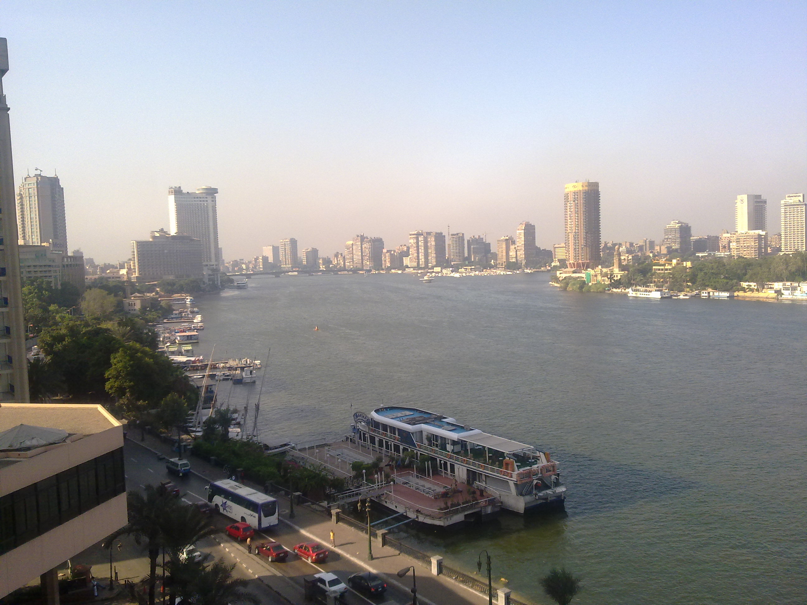 Sông Nile và cảnh quan đô thị Cairo trong ảnh chụp năm 2009.