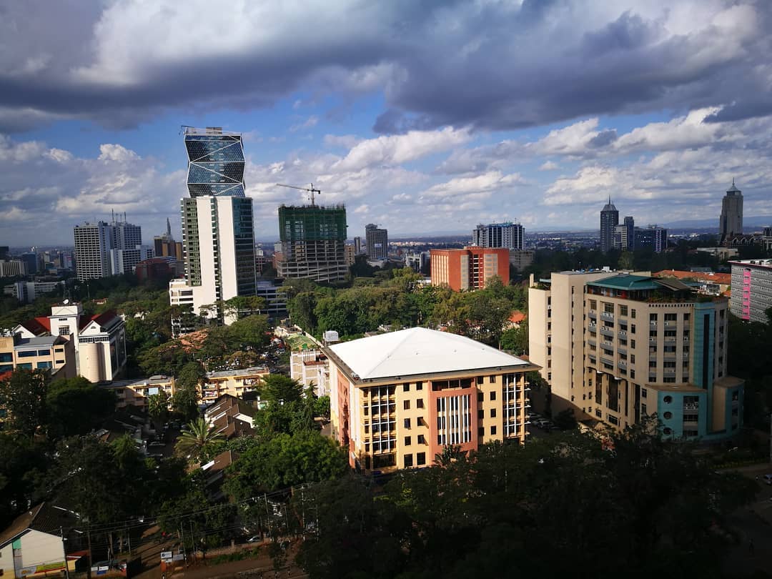 Các tòa nhà cao tầng tại khu Upper Hill, Nairobi, dưới bầu trời nhiều mây.