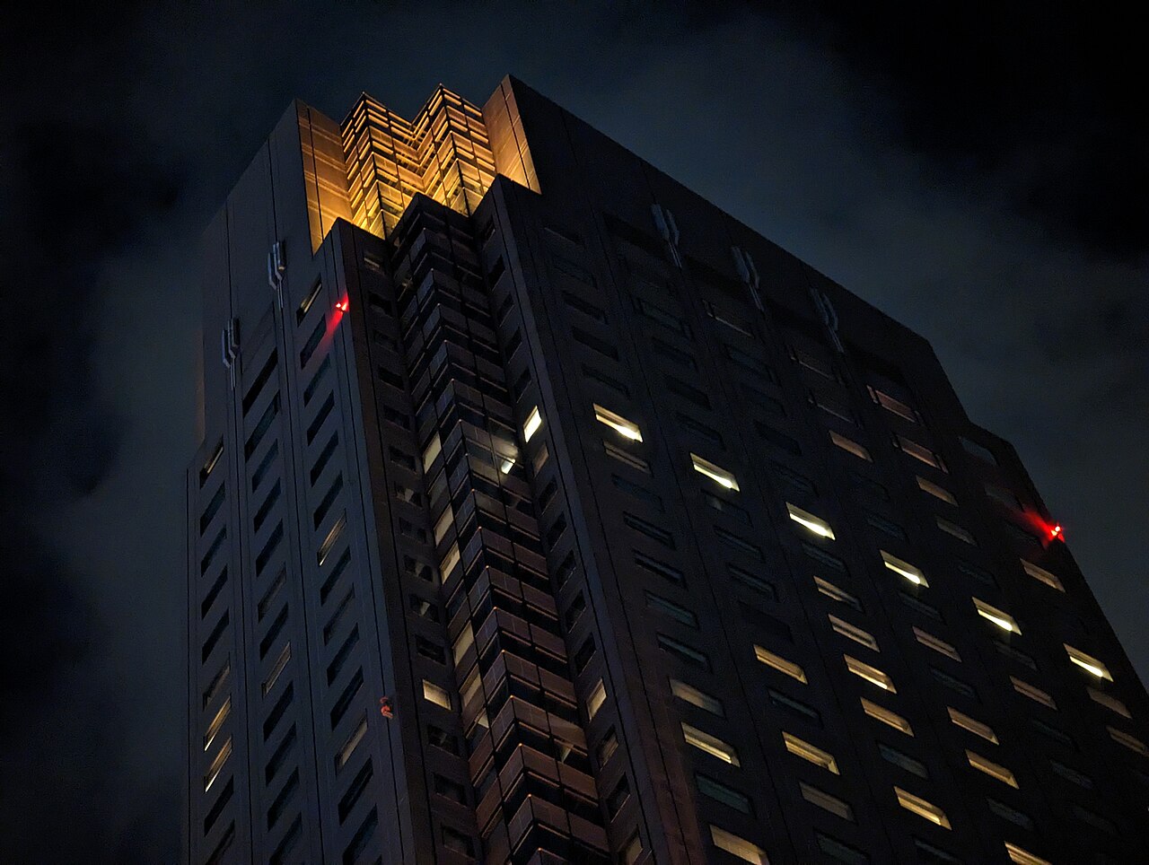 Tòa tháp Cerulean Tower cao tầng và con đường tại Shibuya, Tokyo.
